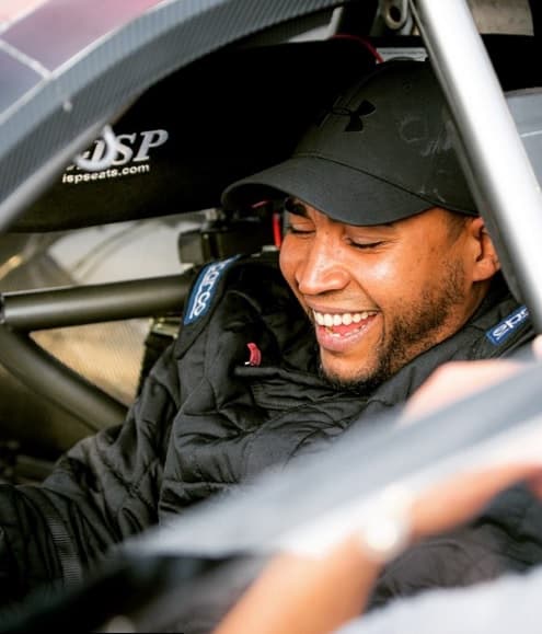 Nos queda claro que él prefiere los automóviles, por nada los cambiaría por un avión privado.