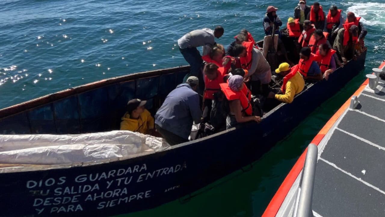 “Dios guardará tu salida y tu entrada desde ahora y para siempre”, dice en una esquina, una de las balsas interceptadas por la Guardia Costera, en Los Cayos.
