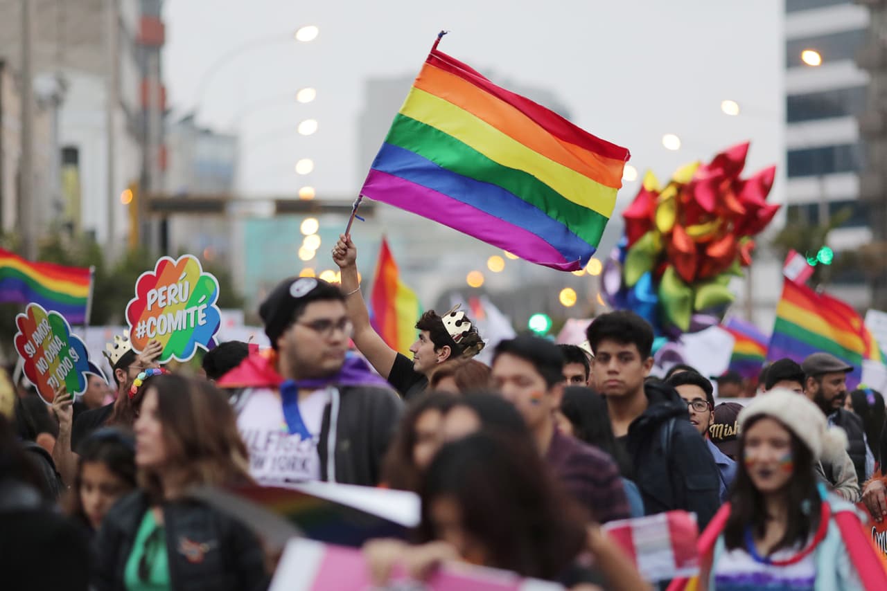 Varias personas celebran el desfile del Orgullo Gay en Lima, Peru, el sábado 29 de junio de 2019.