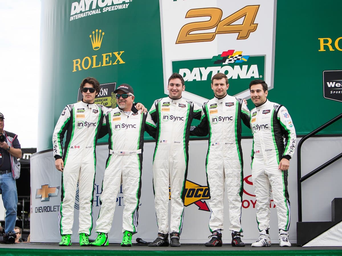 <b>Clase GT Daytona:</b> La división menor coronó ganador al 
<b><a href="http://www.univision.com/noticias/porsche">Porsche</a> 911 GT3R</b> del Alegra Motorsport, tripulado por el danés 
<b>Michael Christensen</b>, los canadienses 
<b>Daniel Morad</b> y 
<b>Jesse</b> 
<b>Lazare</b>, y los estadounidenses 
<b>Carlos y Michael De Quesada</b>.