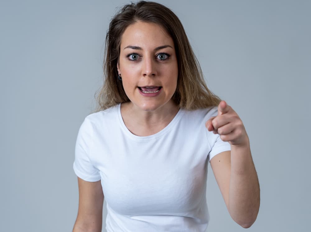 Además, te aleja de la melancolía y te ayuda a liberarte de rencores y enojos acumulados. Es un gran metal de liberación para ti.