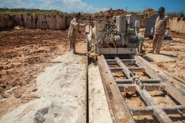 "El primer destino (del mármol cubano) son las obras del turismo; todas estas obras se están haciendo básicamente en la Cayería Norte de Cuba", explica Manuel González, director de la filial Occidente, una de las cuatro que tiene la empresa. Esta filial tiene su planta procesadora en el puerto de Mariel, 50 km al oeste de La Habana, donde produce cada año 92 mil metros cuadrados de planchas de mármol y "jaimanita", piedra originaria de la isla muy útil para revestir muros.