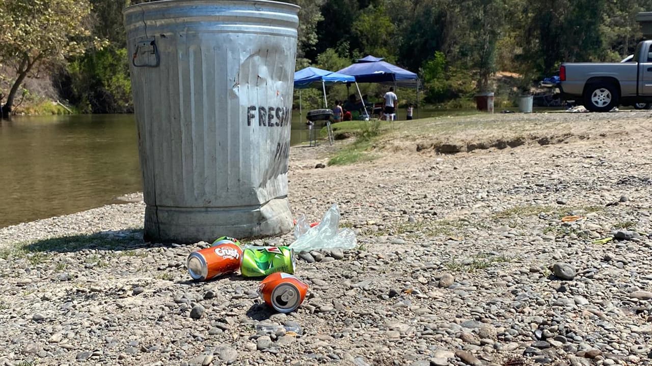 Latas de bebidas, cervezas, restos de comida y otros desperdicios se podían apreciar este lunes en el suelo. No en los tachos de basura.