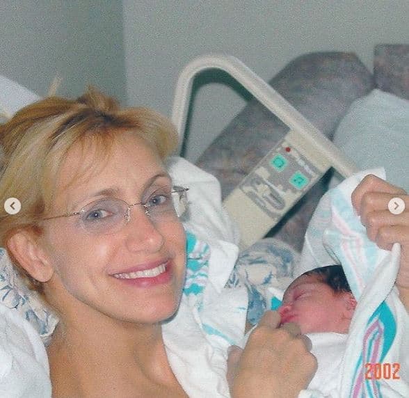 Fue así que el 2 de agosto de ese año nació la dulce Lina, que posa aquí en el regazo de su madre apenas unas horas después del alumbramiento.