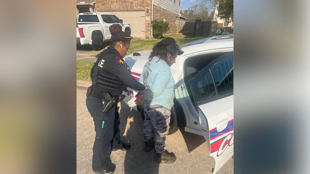 Sin embargo, en entrevista con Univision, 
<b>la familia aseguró</b> desde el principio que 
<b>los oficiales solo tomaron la versión de los hechos de la empleada del correo</b> y no escucharon a su mamá y a una nuera que la acompañaba y que grabó parte del altercado.
<br> 
<br> “Lo único que pedimos es que tengan más cuidado cuando tomen casos y se aseguren de escuchar a las dos partes… para 
<b>asegurarse que las personas correctas sean las que terminen en esposas y en la cárcel”,</b> dijo Lisbet.
<br> 
<br> “Si cometen un error, tienen consecuencias y no son pequeñas, son bien grandes y afectan a más de una persona… (como en este caso) esto ha afectado a toda la familia”, agregó.
<br>