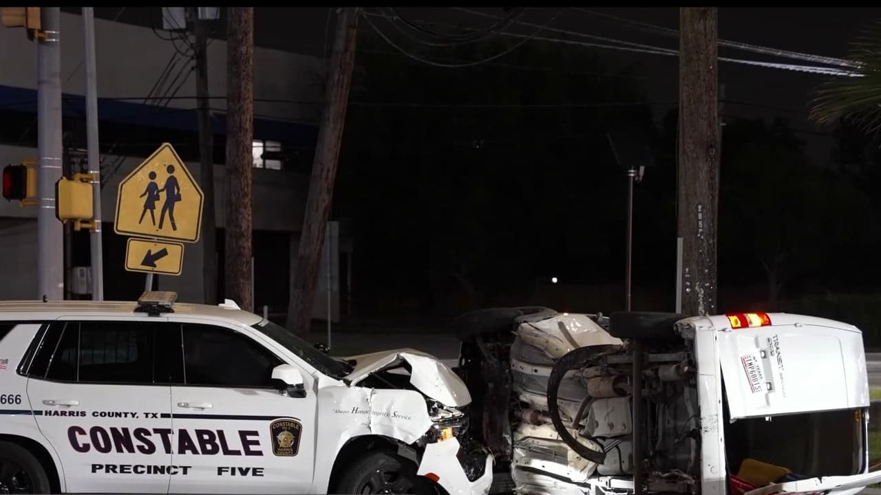 Un agente del Precinto 5 del condado Harris se vio involucrado en un violento choque que dejó tres heridos