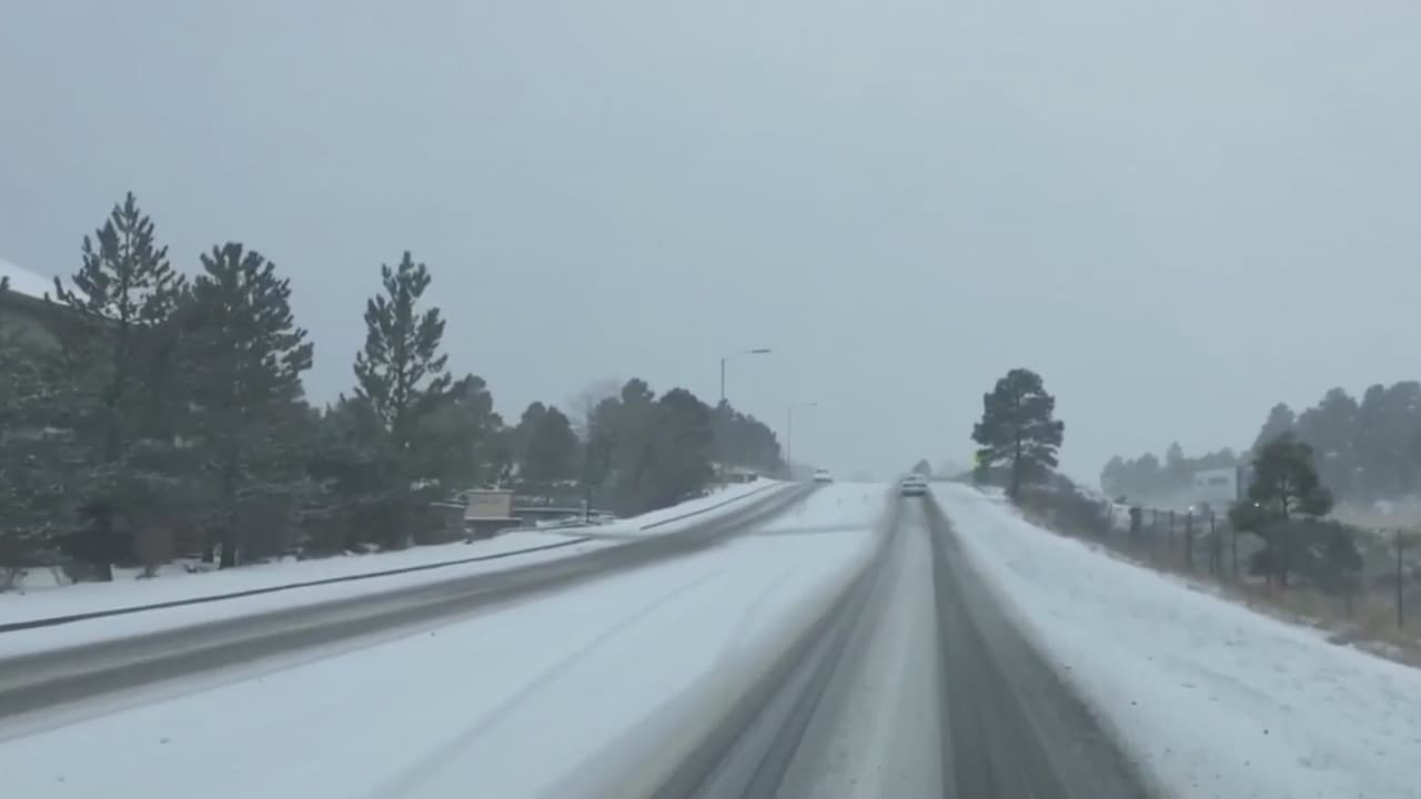 Muchas familias en Arizona aprovechan la época festiva para visitar las zonas nevadas, por lo que expertos dan algunas recomendaciones para conducir en carreteras con nieve y así evitar accidentes.