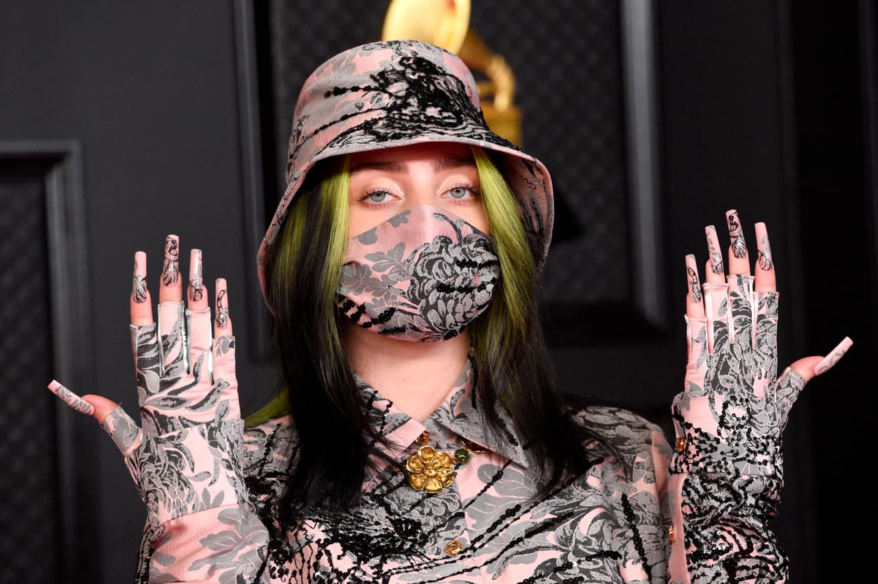 Billie Eilish se combinó desde la mascarilla hasta las uñas.