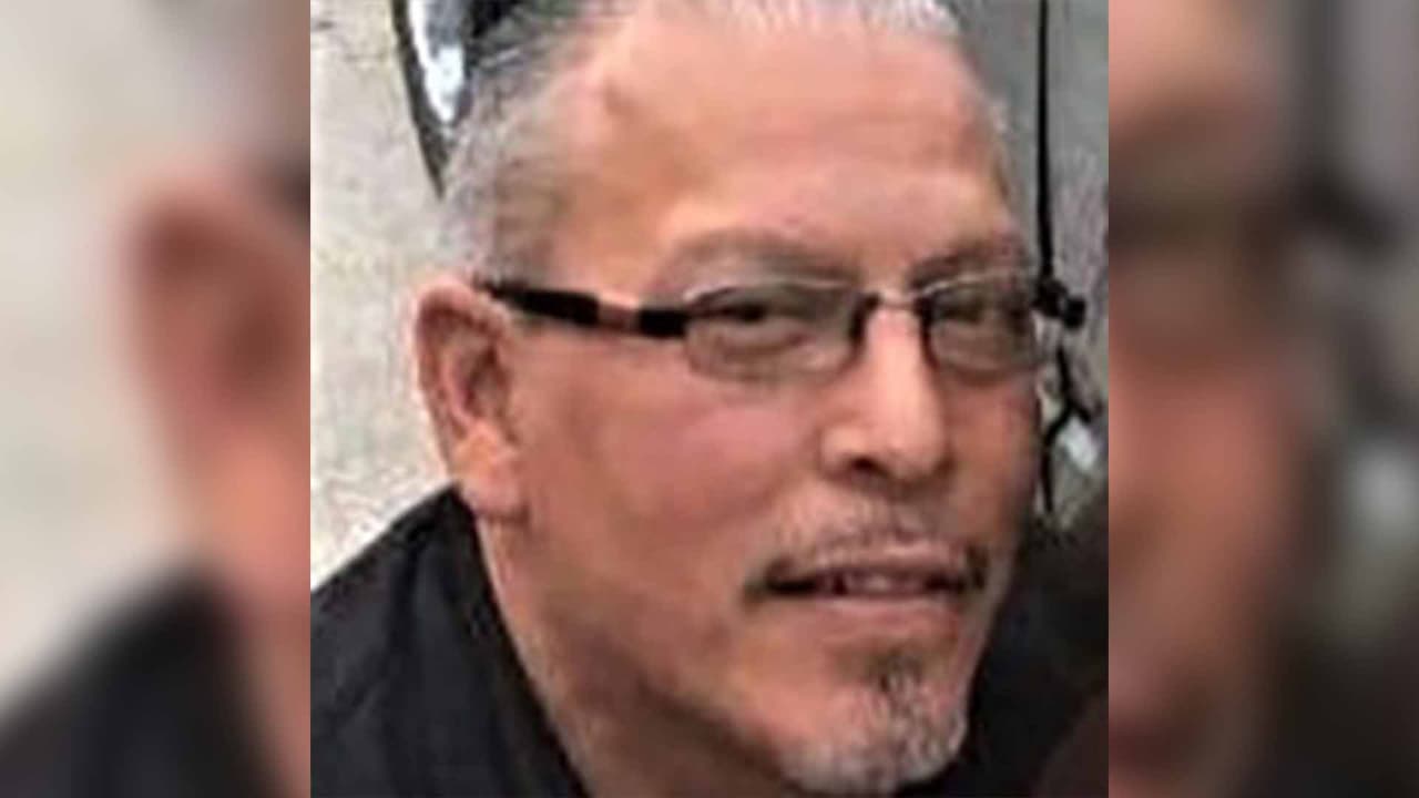 La última vez que vieron a Christopher Flores, de 53 años, fue el 23 de agosto de 2021 en Houston. Su camioneta verde Chevrolet C15 de 1995 con placa de Texas de MXH7933 también está desaparecida.