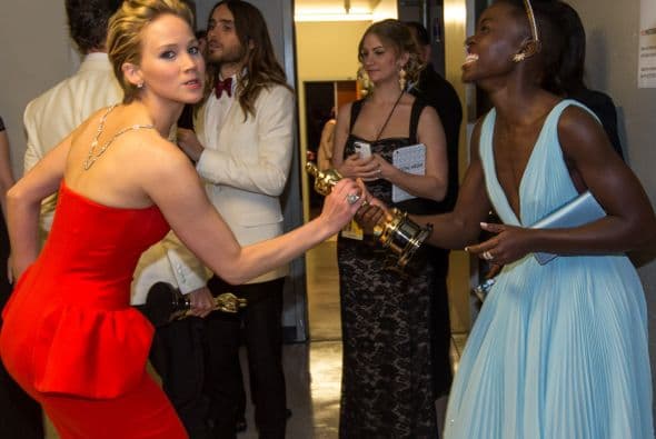 ¡No, no, no dejes que te lo quite!, luego se anda cayendo por ahí con todas las cosas. Mira aquí lo último en chismes.