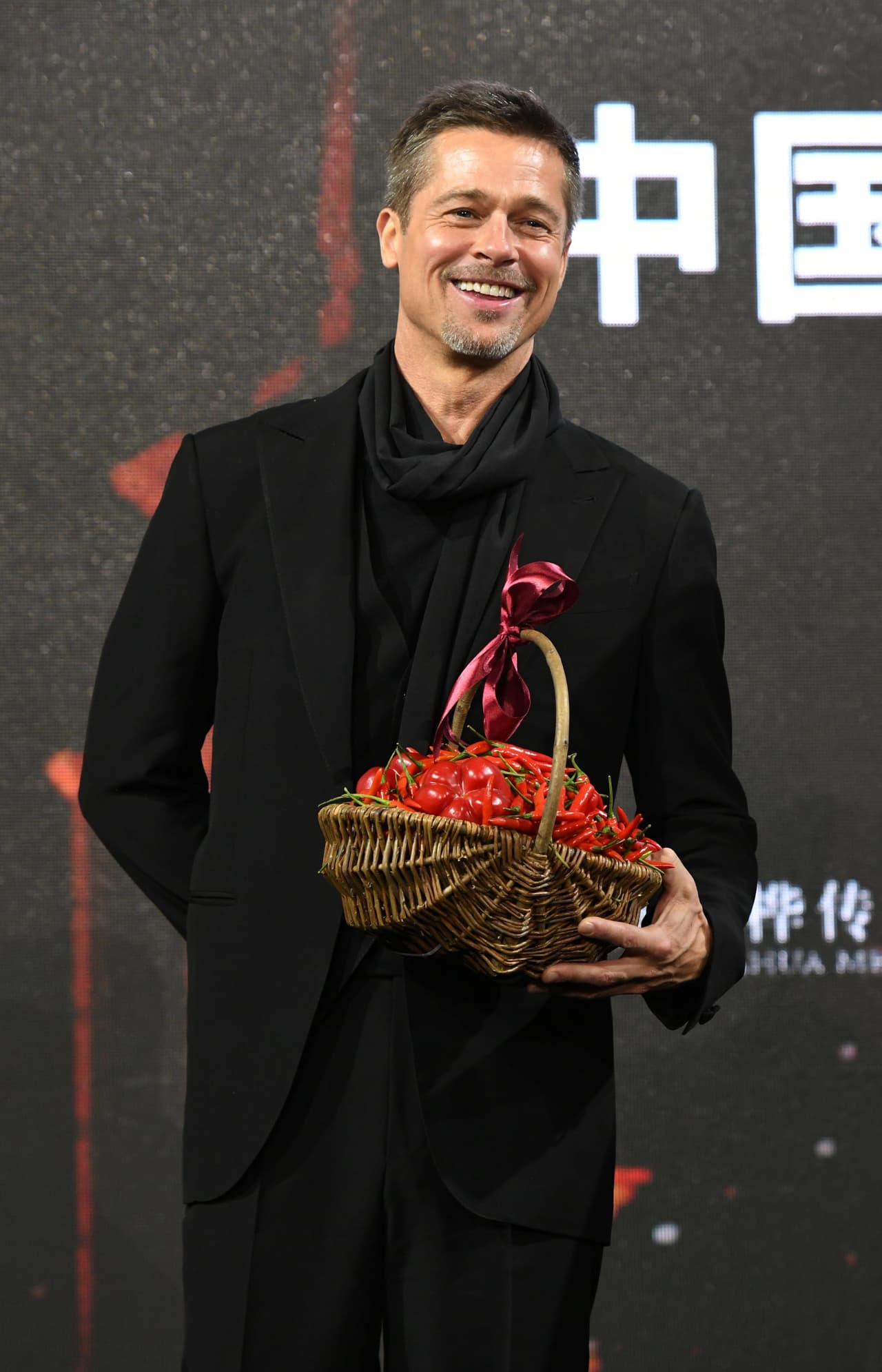 En un primer momento los representantes del histrión justificaron la ausencia de este por una "obligación familiar".
<br>