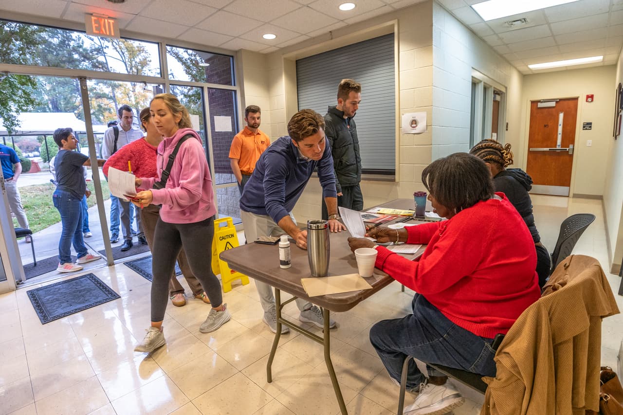 La directora Bell enfatizó que, si surgieran problemas, se convocarían reuniones para evaluar la extensión del horario de votación en los lugares afectados.