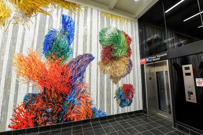 Y para que todos se sientan más seguros, en la nueva entrada de $30 millones, se instalaron dieciocho cámaras de circuito cerrado de televisión en el entrepiso y dos cámaras en el ascensor, lo que ayudó a aumentar la vigilancia. 
<br>