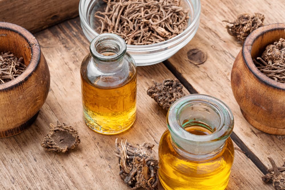 Tampoco debe tomarse si se tiene una úlcera gástrica o intestinal o si estás tomando algún tratamiento con anticoagulantes. Y, como en cualquier fármaco que te cause sueño, personas que manejan o utilizan equipo o maquinaria pesada o peligrosa, deben tener particular cuidado con su uso.