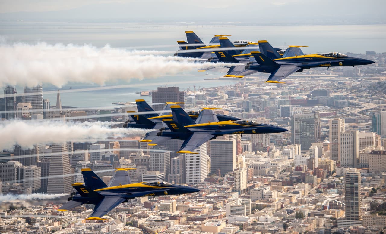 El equipo de paracaidistas se llama Leap Frogs y pertenece a la Marina de EEUU. También se presentan la Fuerza Aérea Red Bull y el Ace Maker T-33 de Greg Colyer.
<br>
