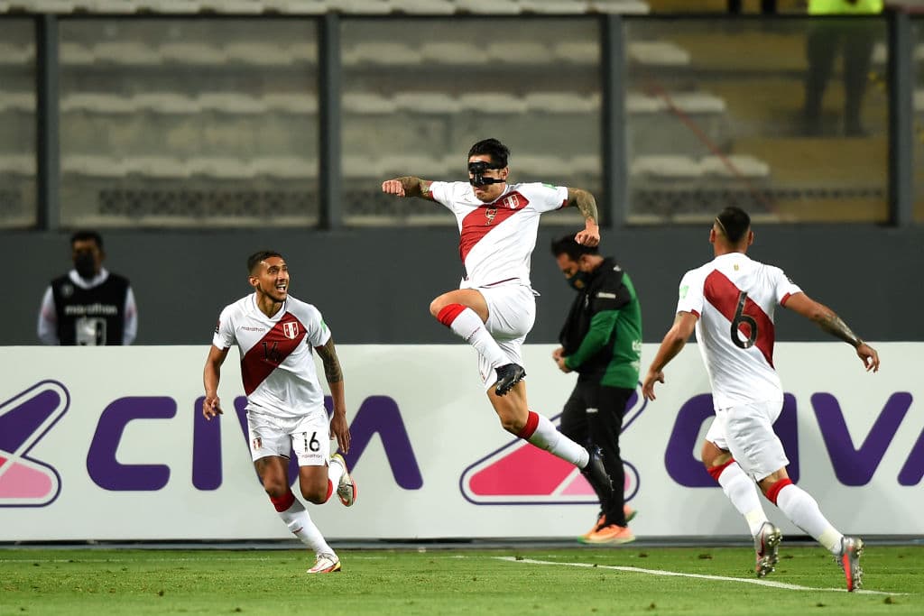 Perú asegura tres puntos tras golear 3-0 a en casa a Bolivia.