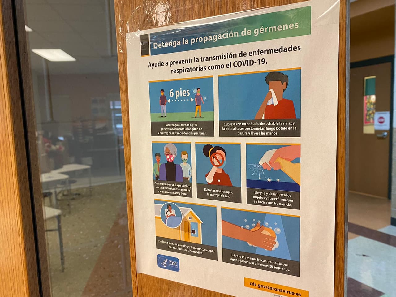 Todos los salones y los pasillos de la escuela están rotulados con información de cómo detener la propagación del virus.
