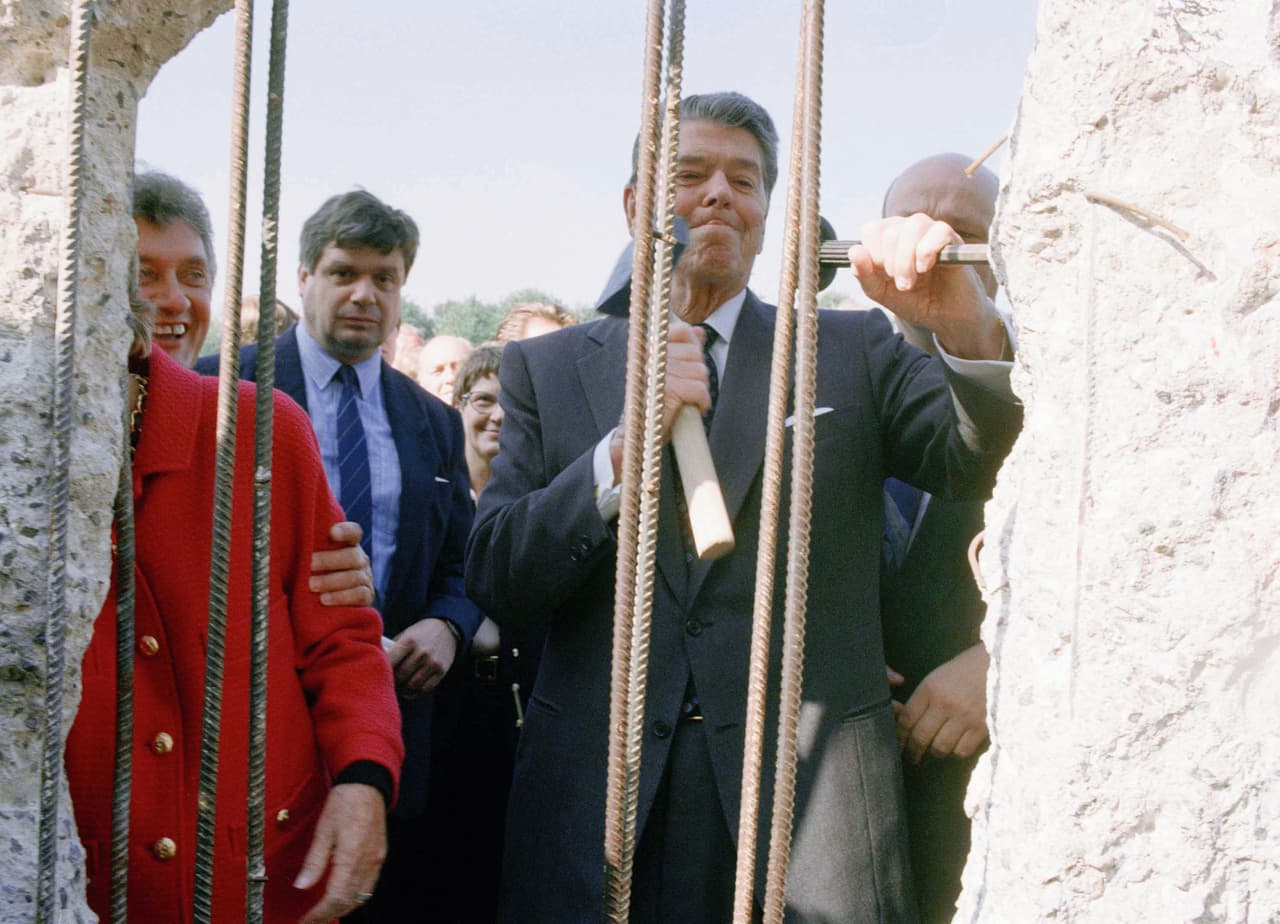 El mismo Ronald Reagan participó en la simbólica demolición el 12 de septiembre de 1990, cuando se cumplían tres años de su discurso en Berlín, ya había abandonado la Casa Blanca.