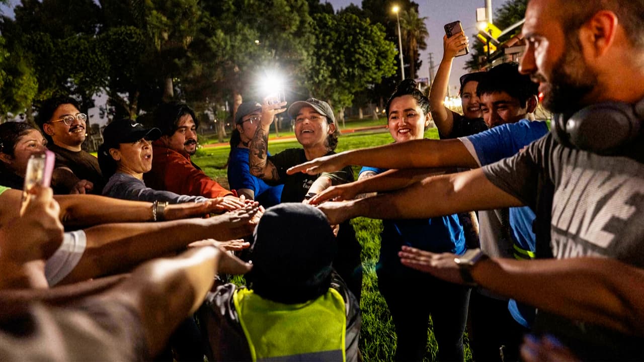 Las redadas de ICE no frenan a los corredores de un club latino de Los Ángeles