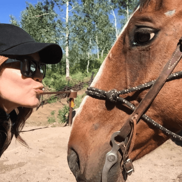 Amor a primera vista. Karla quedó enamorada de este hermoso caballo.