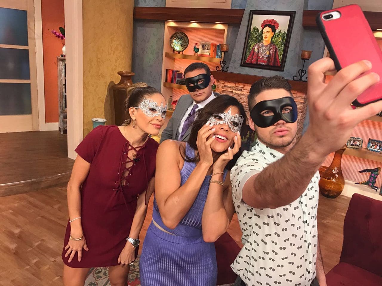 Posando para la 'selfie' con el famoso antifaz.