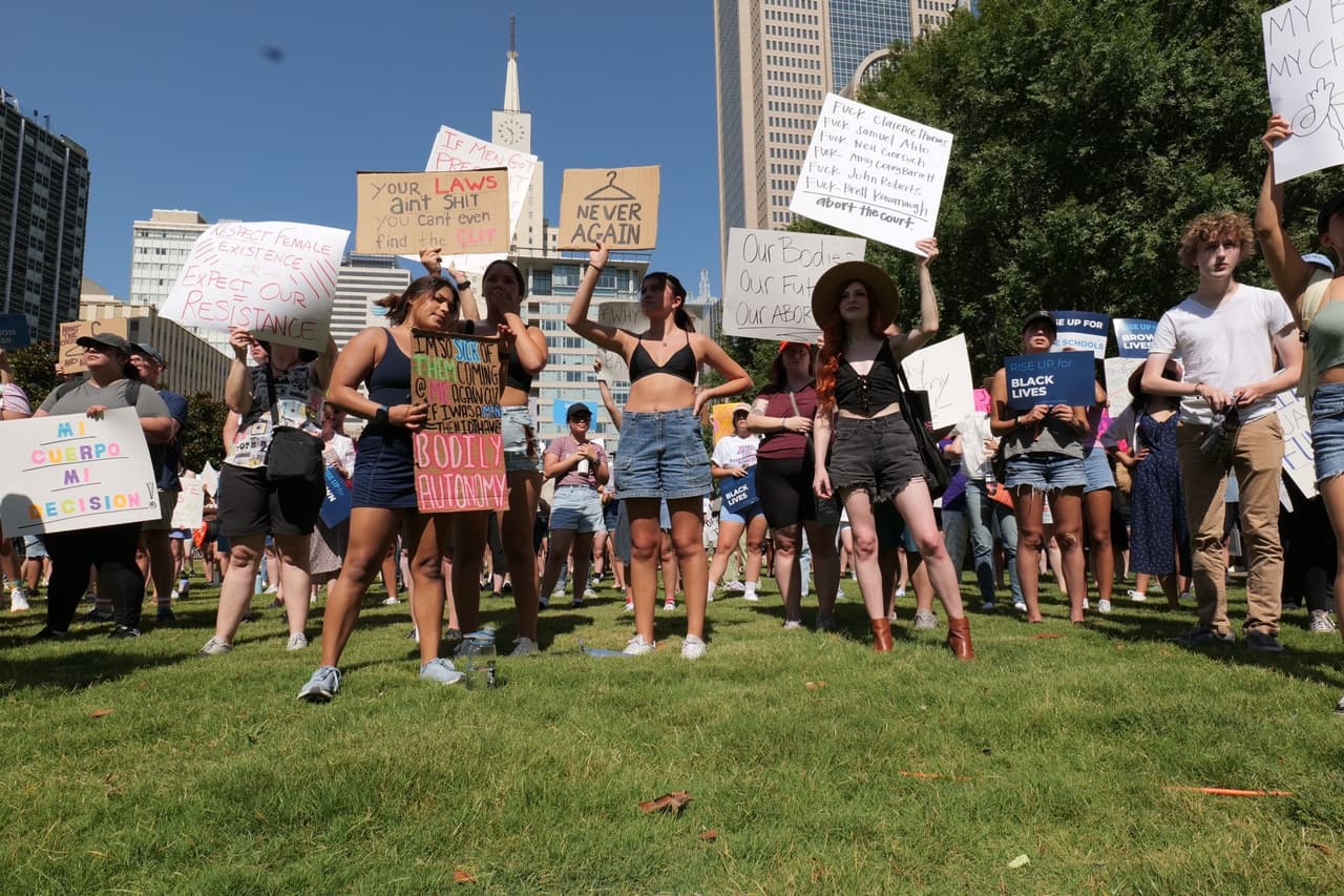 ¿Qué pasará en Texas tras el fallo de la Corte Suprema sobre el aborto? En 2021, la legisladura texana votó a favor de la llamada 
<b><a href="https://www.univision.com/local/austin-kakw/prohibicion-aborto-texas-decision-corte-suprema-revocar-roe-v-wade?cache" target="_blank">“Trigger Law”</a></b> que entraría en vigor 30 días después de que la Corte Suprema anule Roe v. Wade. Esta ley señala el aborto como "delito grave" y entre las sanciones está que 
<b>los médicos pueden enfrentar cadena perpetua y multas de hasta $100,000 si practican abortos.</b>