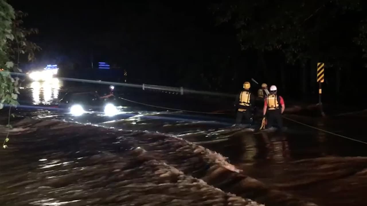 Video muestra el rescate de dos personas atrapadas en un vehículo durante inundaciones en Gwinnett