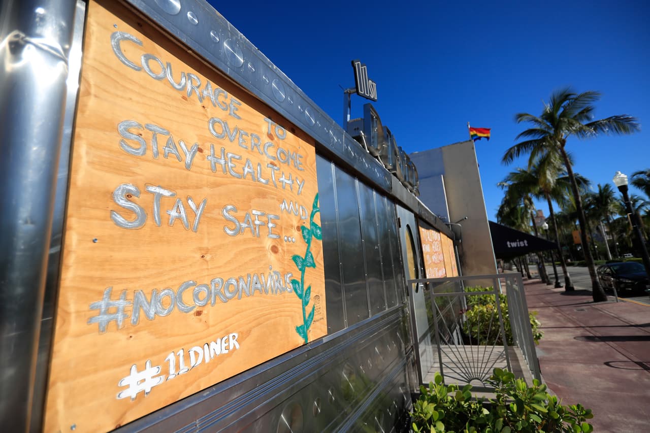 "Se necesita coraje para superar, está saludable y está seguro", escriben en otras frases de ánimo.