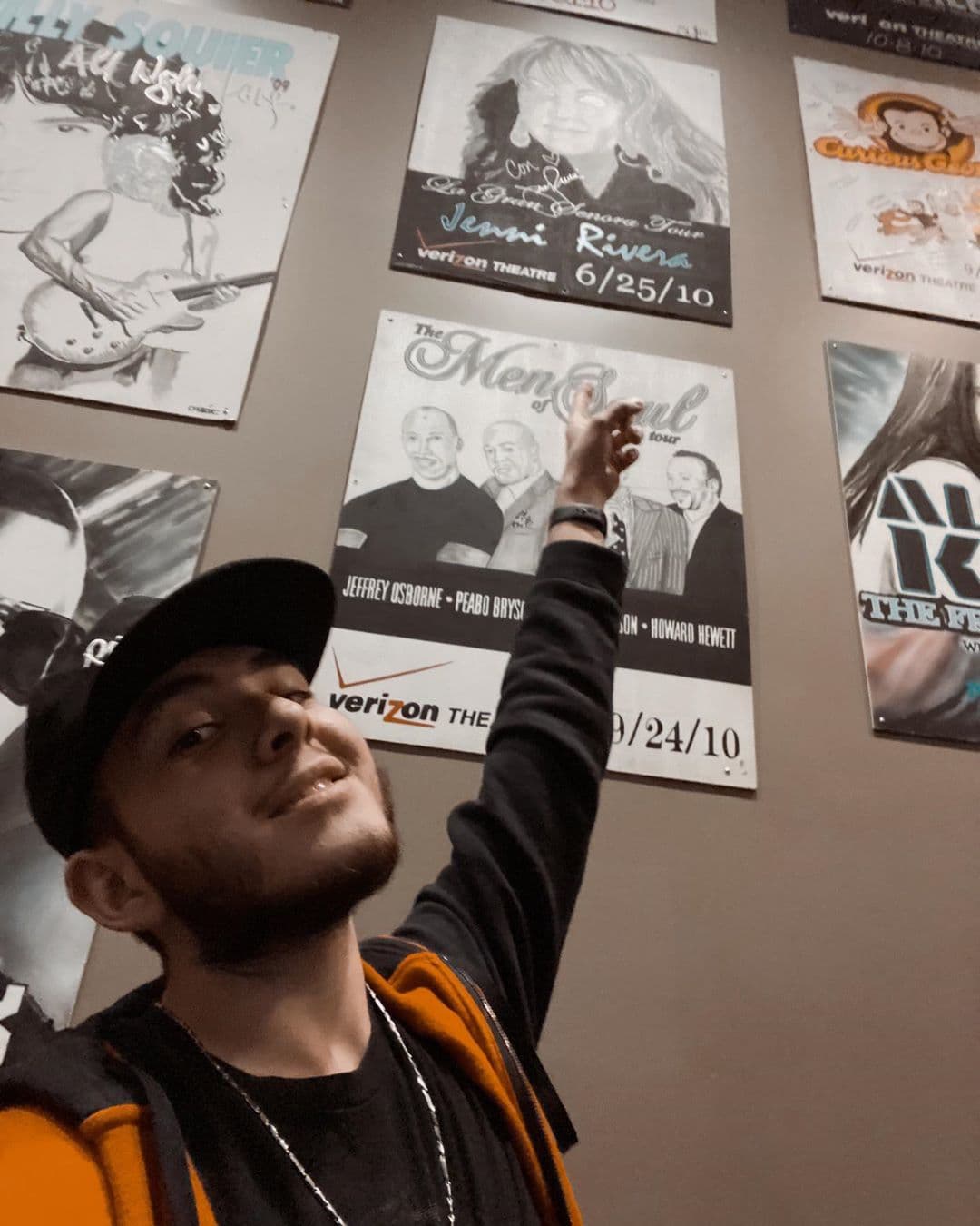 En noviembre pasado, cuando viajó a Dallas para acompañar a su hermana Chiquis Rivera a los Premios de la Radio, reflexionó sobre el legado que dejó su madre tras ver una imagen de ella colgada en el teatro Grand Prairie.