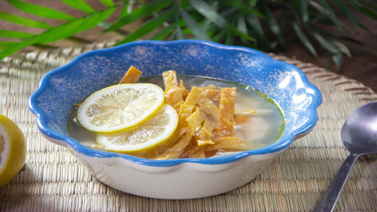Sopa de lima con tortilla