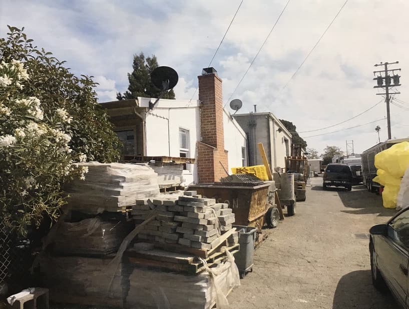A simple vista, parecía un negocio normal dedicado a la construcción en el norte de California. Pero detrás de una de las bodegas, en galeras precarias, se quedaban a dormir los empleados mexicanos.