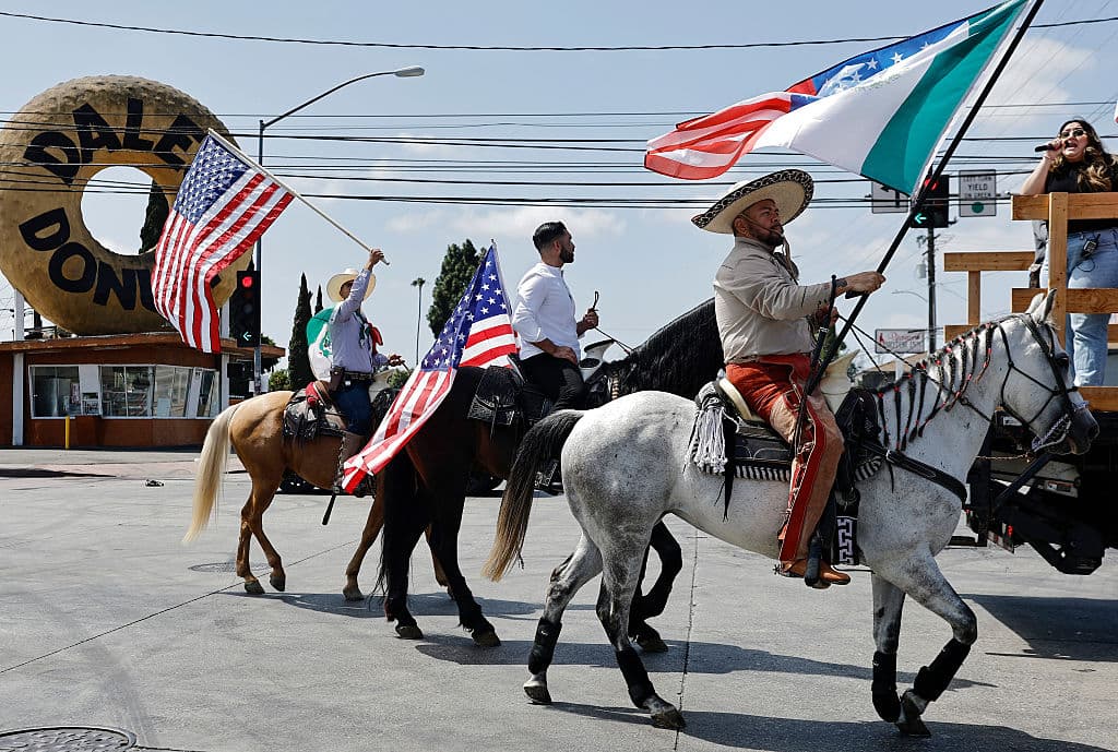 Al centro, Luis Cuellar, concejal angelino de la vecina ciudad de Lynwood, quien cabalgó con la bandera de los Estados Unidos mientras que otro jinete presumía una bandera especial, que funde la estadounidense con la de México.