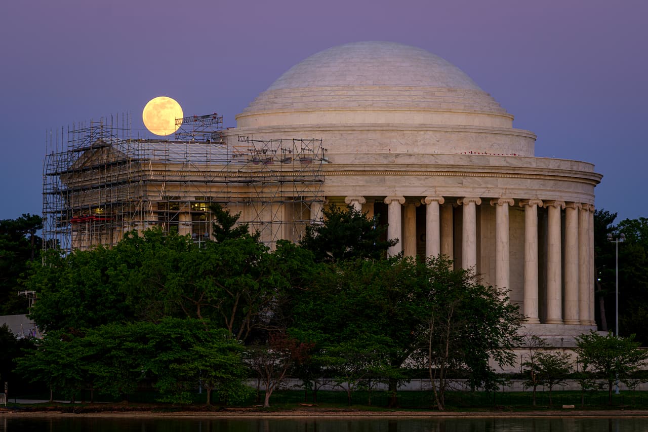 Sobre el andamio que rodea la entrada del Jefferson Memorial de Washington, 
<b>una superluna se eleva en todo su esplendor a última hora de este lunes. </b>