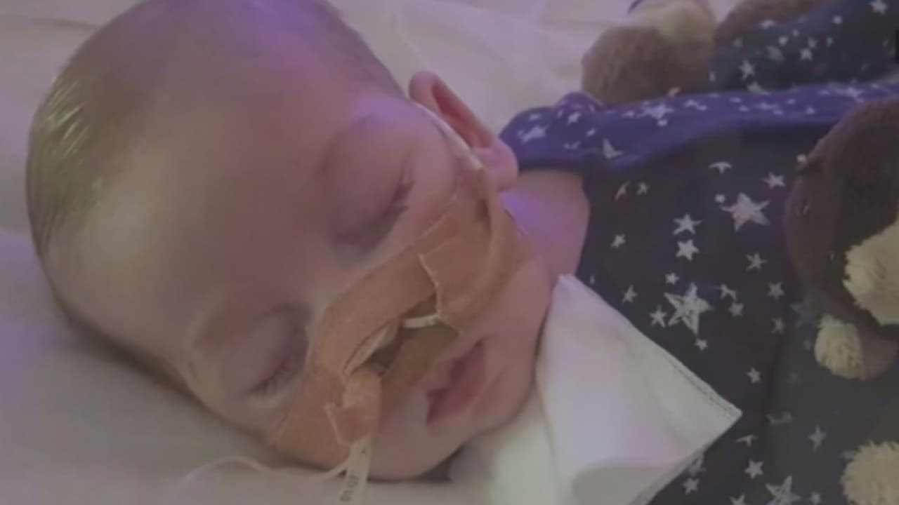 Su hijo tiene la misma enfermedad que Charlie Gard y pide a la justicia británica una segunda oportunidad para el bebé que quieren desconectar