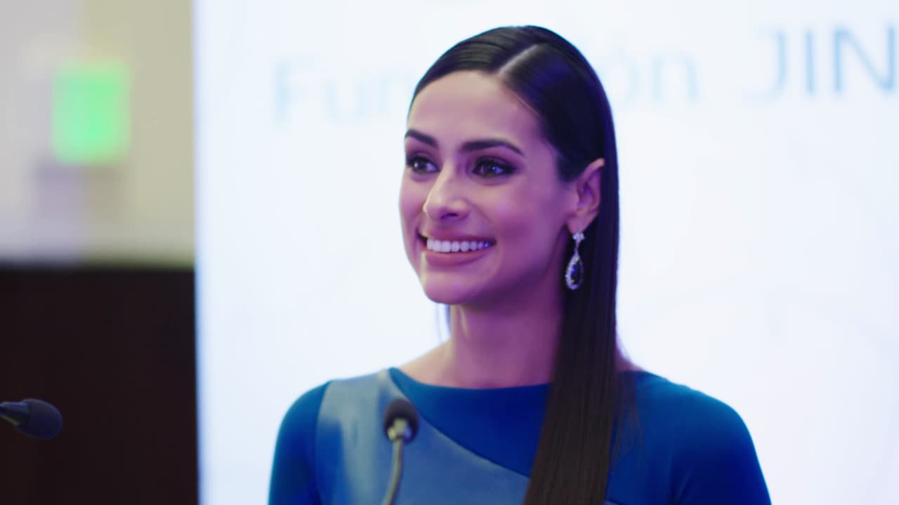 En el camino Miguel Garza se ha encontrado sumergido en un triángulo amoroso. Tendrá que elegir entre el amor verdadero de Adela Cruz, quien es su chofer y principal apoyo.