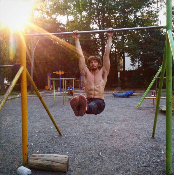 Sin embargo conserva muy bien su cuerpazo, pues el deporte es parte importante de su vida.