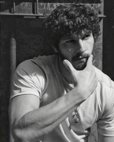 Era futbolista, pero descubrió que su pasión era la actuación, por lo que cambió la cancha y el balón por los reflectores y los guiones.