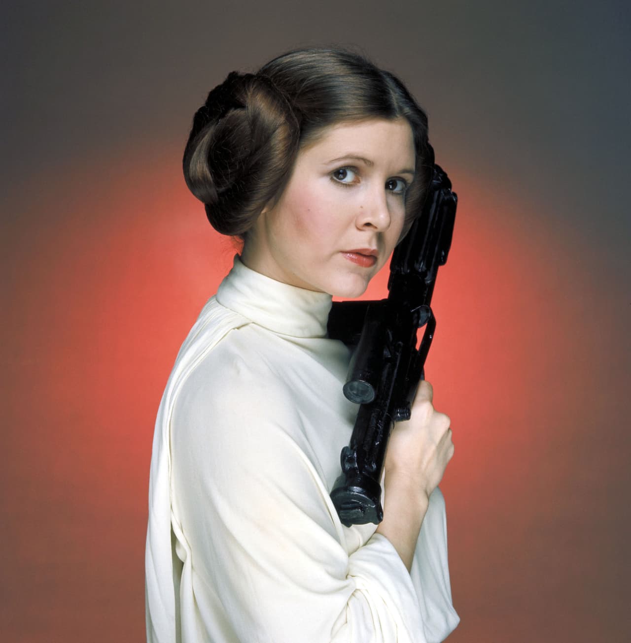 Te dejamos una foto de cómo lucía la Fisher como la princesa Leia en los setenta. ¿Se parece a lo logrado con CGI?