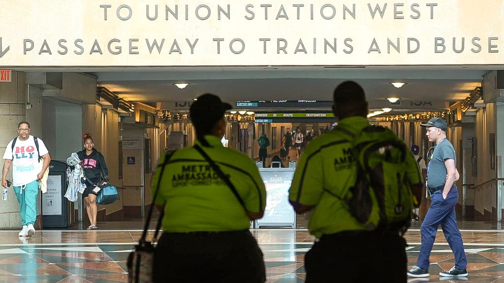 En Union Station, los embajadores del Metro se mantuvieron alertas para ayudar a usuarios que necesitaran información, aunque no se reportaron atrasos inusuales en el servicio de trenes.