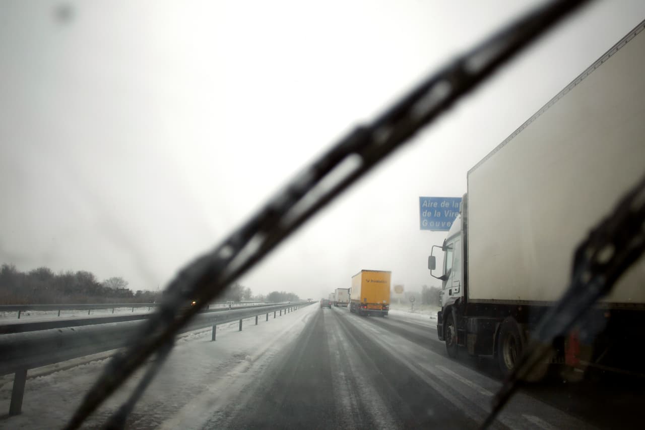 <b>Recomendaciones para manejo en nieve</b>
<br>-Los limpiaparabrisas deben funcionar perfectamente. Limpia siempre el vidrio delantero muy bien antes de iniciar tu trayecto y verifica que funcionen bien.
<br>-Antes de emprender la marcha revisa el estado de los líquidos del carro.
<br>-Trata de traer el depósito de gasolina siempre lleno.
<br>