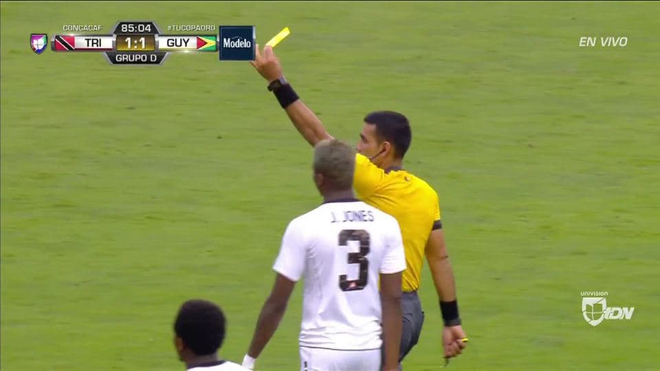 Tarjeta amarilla. El árbitro amonesta a Brandon Beresford de Guyana