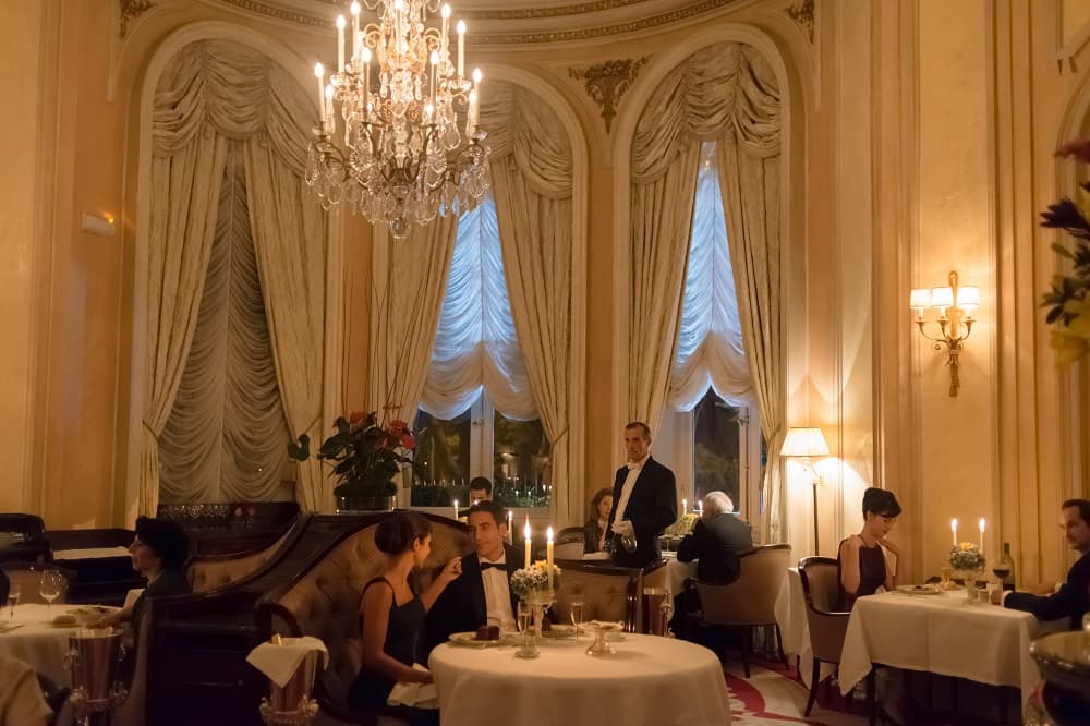 Alberto se va con Ana a cenar.