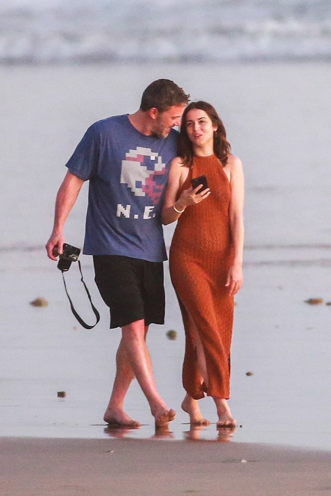 La historia del divorcio de Ben Affleck ha sido bastante pública, por lo que Ana de Armas seguro la conocía antes de trabajar con él. Durante sus vacaciones en Costa Rica, ambos caminaron por la playa y como muestran estas fotos, iban platicando.