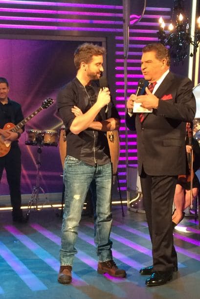 El guapo artista español pasó por el show para hacer suspirar a la audiencia con su música ¡y esa sonrisa!