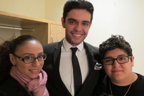 Michelle Lardiere, Espiridión Magaña y Stephanie Guzmán en camerinos.