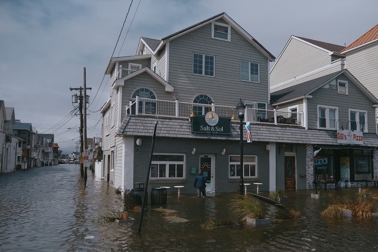 En Sea Bright, las autoridades reportaron 67 personas rescatadas mientras las inundaciones anegaban comunidades costeras; de ellas, 45 fueron auxiliadas dentro de sus propios hogares.