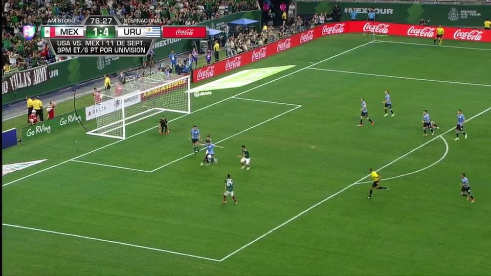 Diego Godín despeja el balón y aleja el peligro