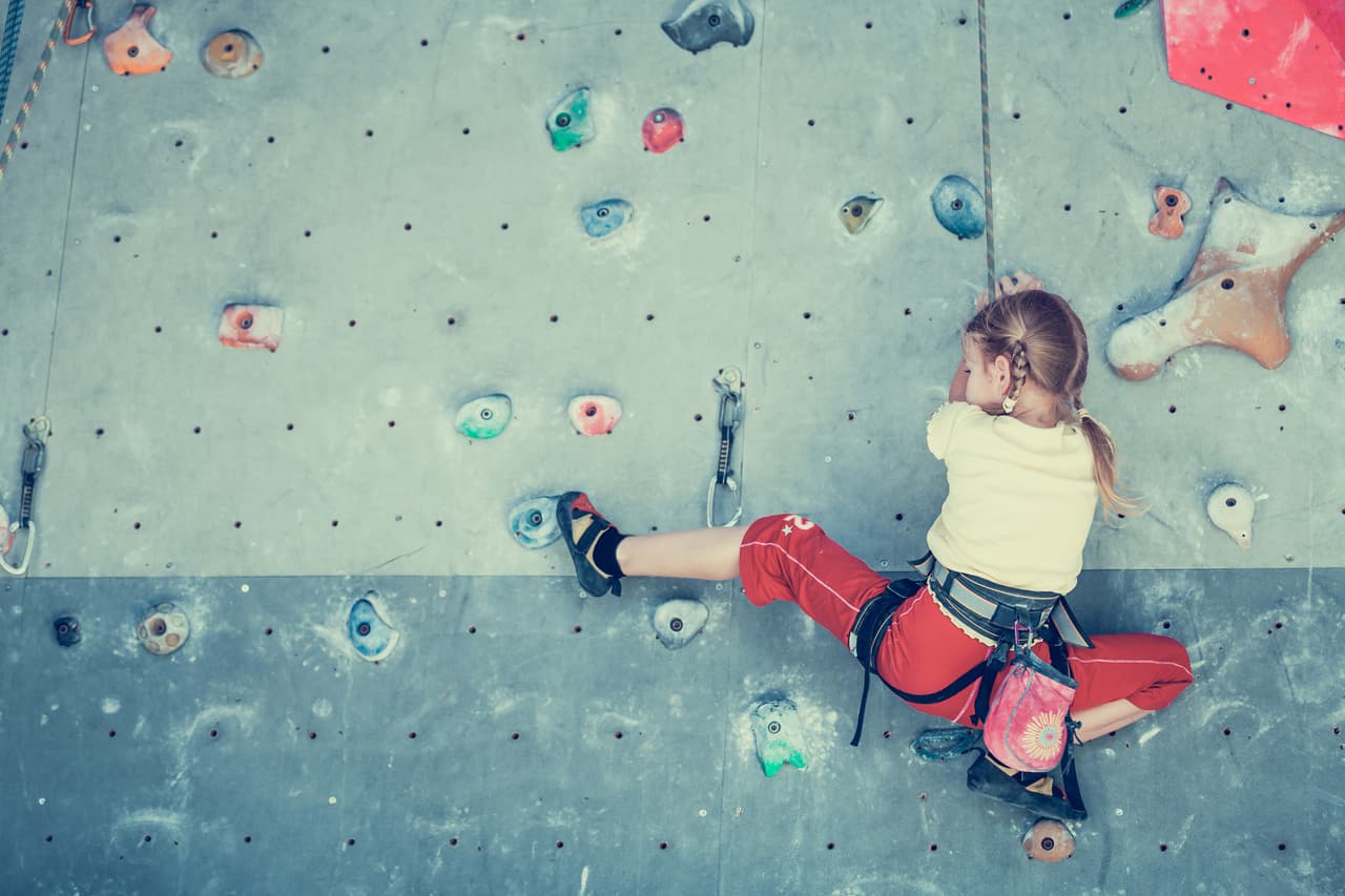 <b>ROCK CLIMBING: </b>para esos días de lluvia otoñales, o para los fines de semana, los centros de 'escalada' son siempre una buena idea para ir en familia, ponerse activos, hacer algo 'aventurado' y volver a casa con buena energía.