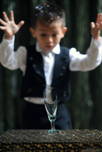 "Yo empecé con la magia a los cinco años, y mi hijo, el mago Jonhatan, también. Ahora mi hijo tiene 22 años y sigue con la magia, pero en diciembre se va a graduar de ingeniero industrial en la Universidad de Antioquia", refiró Chalo's, al considerar que James puede tener una evolución similar.