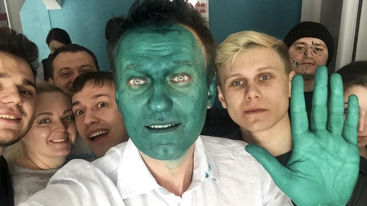 Férreo opositor a Putin es atacado con pintura verde y ahora es una celebridad